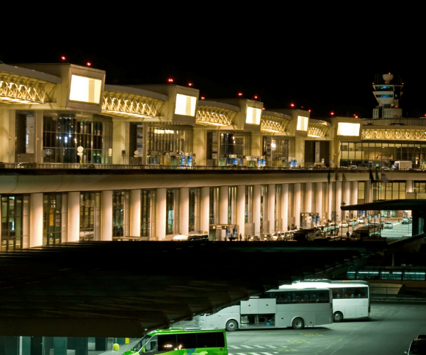Aeroporto di Milano Malpensa illuminato di sera (MXP) - Il